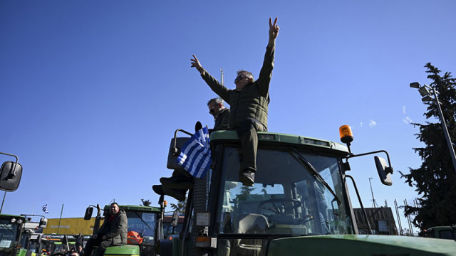 Хиляди фермери се стичат с тракторите си към Атина