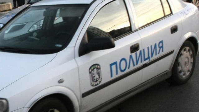 Дупнинчанинът, откраднал кола с две деца в Дупница, задигнал и патрулка