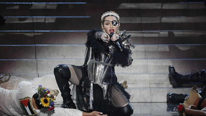Но 65-годишната звезда реагира като професионалист Мадона претърпя инцидент на