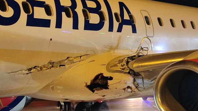 Самолет с дупка на корпуса кацна на летището в Белград (ВИДЕО)