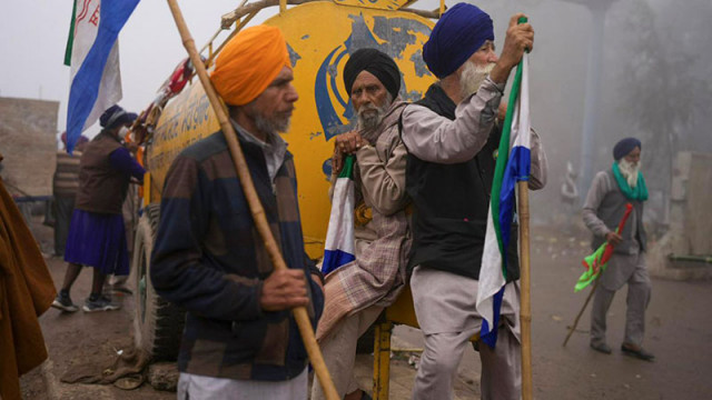 Индийските фермери тръгнаха с багери към Делхи, полицията използва сълзотворен газ