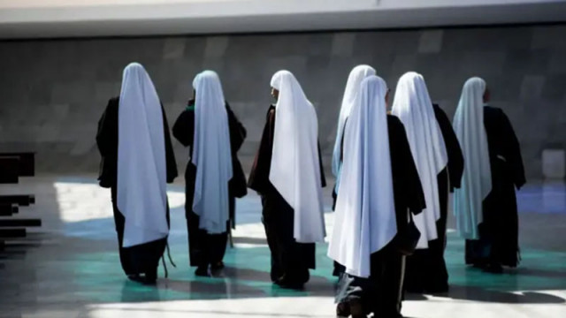 Тройки за "духовно извисяване": Свещеник карал монахини да гледат порно и да пресъздават видяното