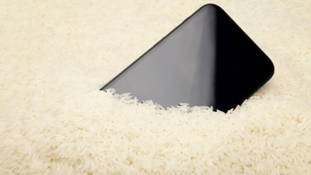 Не слагайте телефона в ориз, ако го намокрите