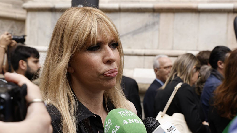 Италианският евродепутат Алесандра Мусолини заяви, че е била нападната в