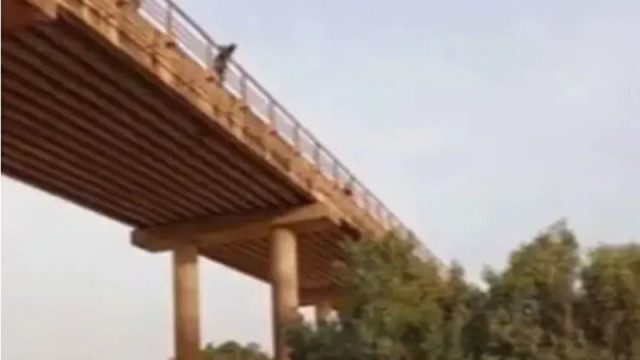 Автобус падна от мост в Мали, има десетки жертви