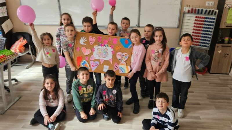 ОУ"Христо Ботев" във Варна за поредна година отбеляза Деня на розовата фланелка