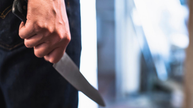 Българин намушка с нож две деца в Германия