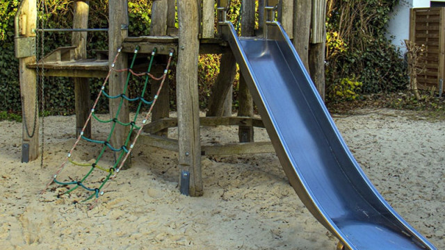 Родители настояват за спешна инспекция на детските площадки Момченце пропадна