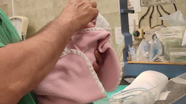 Жена на 33 години роди 11-ото си дете на 29 февруари, стана и баба