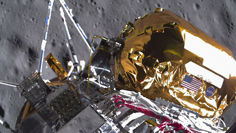 Първият американски космически апарат, стъпил на Луната след астронавтите от