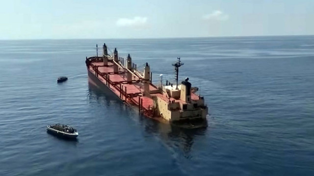Атакуван от хусите товарен кораб потъна в Червено море