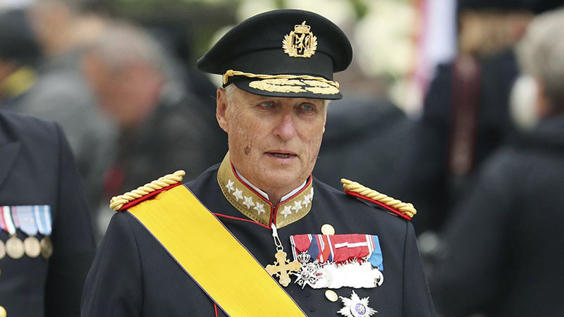 На 87-годишния норвежки крал Харалд V е поставен временен пейсмейкър