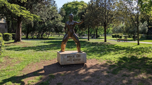 Статуята на американския актьор Брус Лий в парка Зриневац в