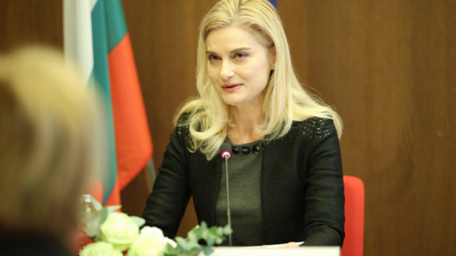 Най големите туристически организации искат оставката на министър на туризма Зарица Динкова  Това