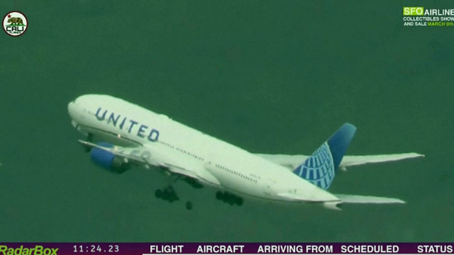 "Боинг 777" изгуби във въздуха едно от колелата си (ВИДЕО)