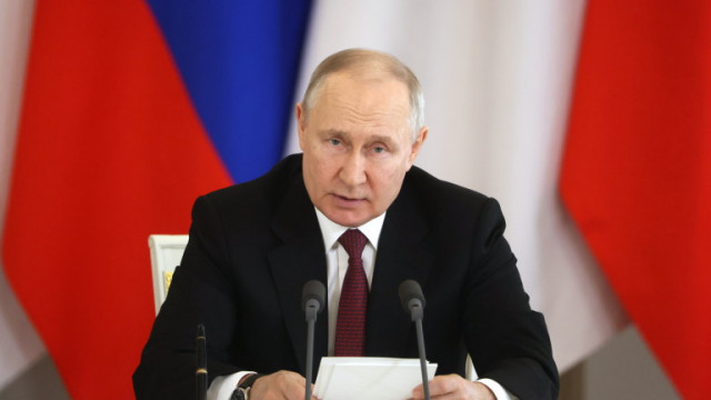 Руският президент Владимир Путин подписа указ за помилване на 52