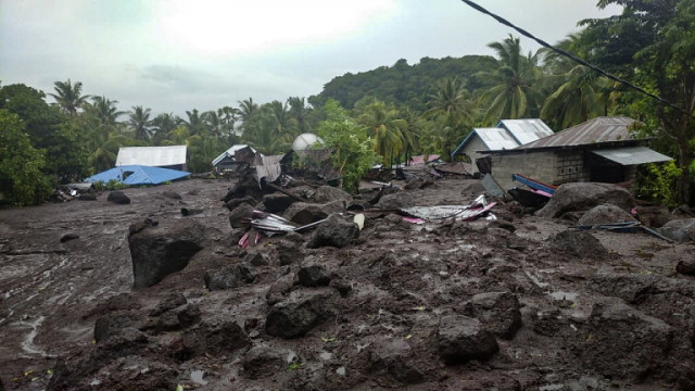 Наводнения и свлачища отнеха живота на 19 души в Индонезия