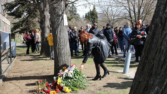 Оставиха в ареста обвиняем за убийство в парка на Добрич, граждани се събраха на лобното място