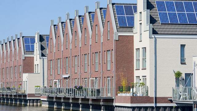 Собственици на слънчеви панели които предоставят в мрежата неизползваната енергия