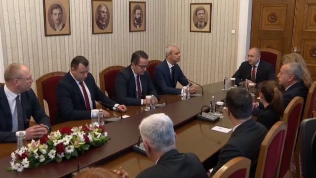 Президентът Румен Радев продължава консултациите с парламентарно представените партии преди