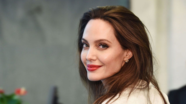 Анджелина Джоли официално направи своя дебют като моден дизайнер създавайки