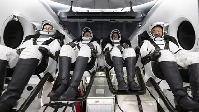 Астронавти от четири различни държави се върнаха на Земята след 6 месеца в орбита
