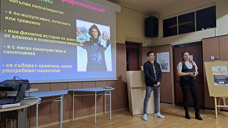 Родители се учат как да разговарят с децата си за опасността от наркотиците