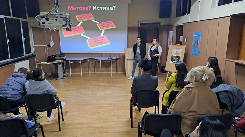 Родители се учат как да разговарят с децата си за опасността от наркотиците