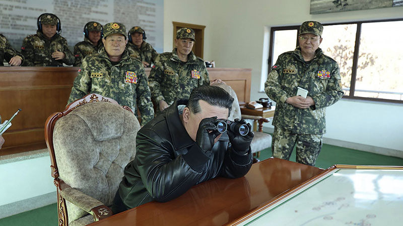 Ким Чен-ун ръководи "тренировъчен мач" между танкови подразделения (СНИМКИ)