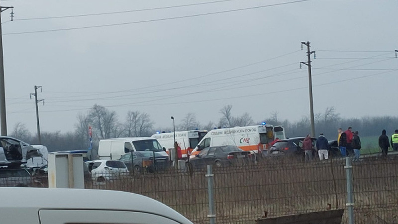 Катастрофа с трима пострадали затвори пътя Добрич - Варна, предаде