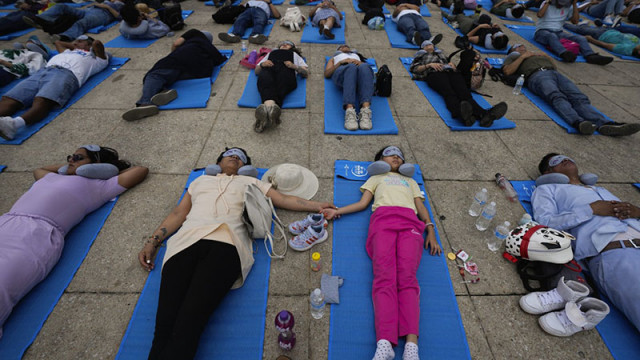"Право на сън": Защо стотици мексикански си легнаха на оживена улица в столицата