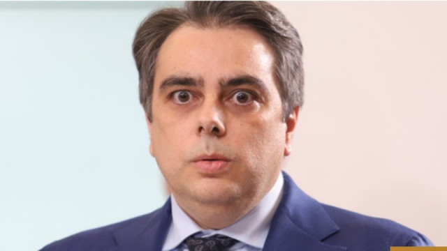 Финансовият министър в оставка Асен Василев отговори в социалната мрежа