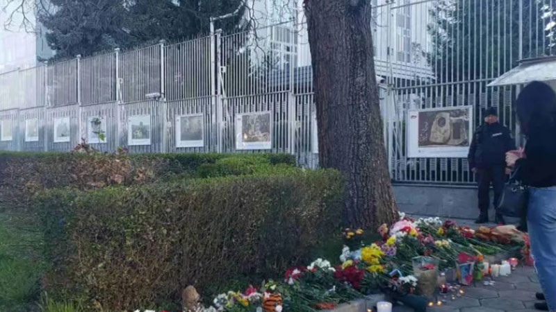 Цветя и свещи пред руското посолство в памет на жертвите на атентата