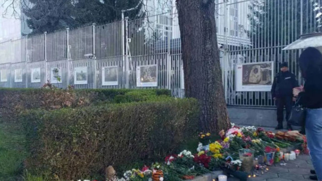 Цветя венци и свещи положиха десетки хора пред руското посолство