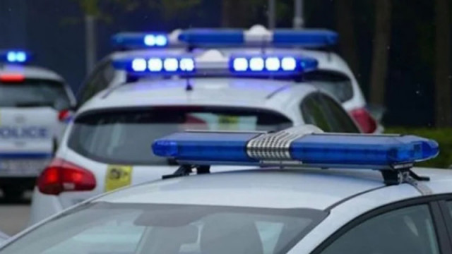 Пътни полицаи спасиха живота на млад мъж, почувствал болки в сърдечната област по време на шофиране
