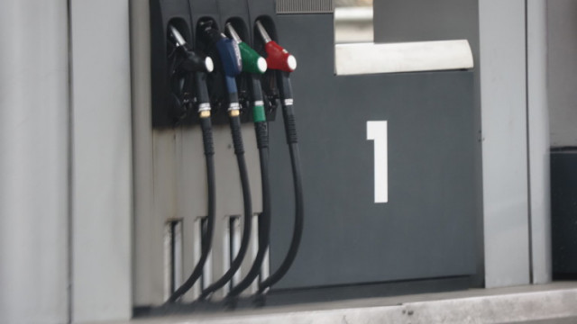 Високата цена на бензина в Гърция поставя пред риск от