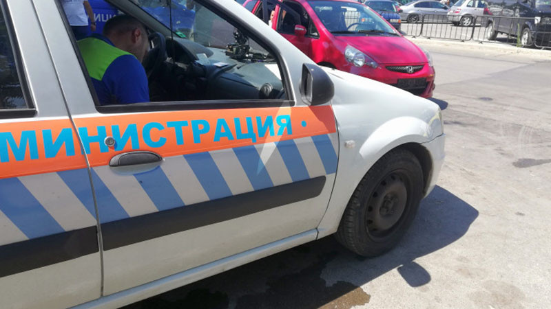 Служителите в ДАИ-Пловдив започнаха безсрочна ефективна стачка, съобщава БНТ. Съгласно Колективния