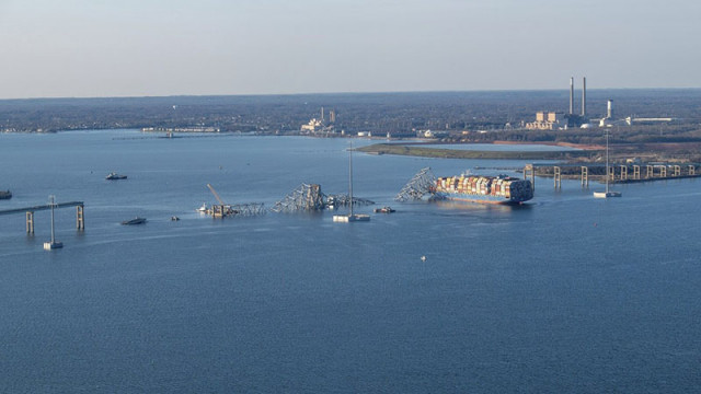Разчистват отломките от рухналия мост в Балтимор, отвориха временен коридор за кораби