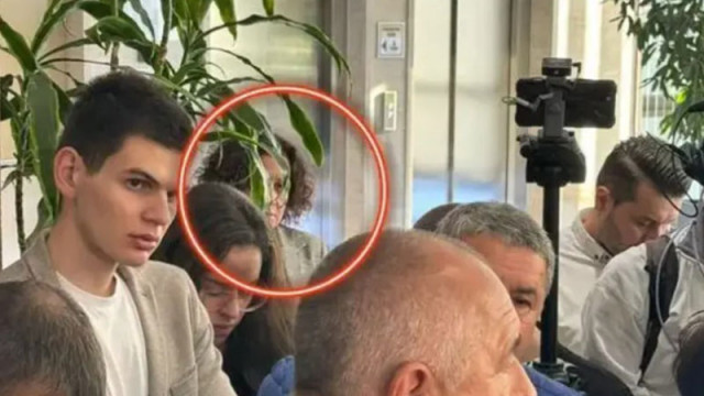 Депутатът на ПП ДБ Антоанета Цонева беше хваната от фоторепортерите да