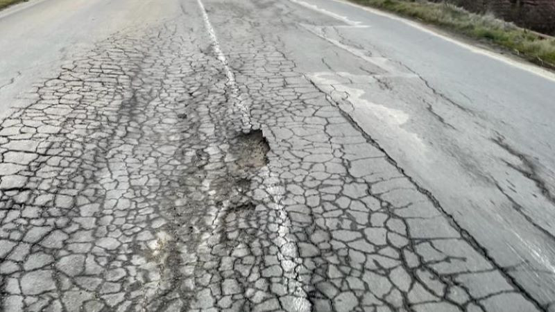 Кмет премести кабинета си в шатра на пътя в знак на протест