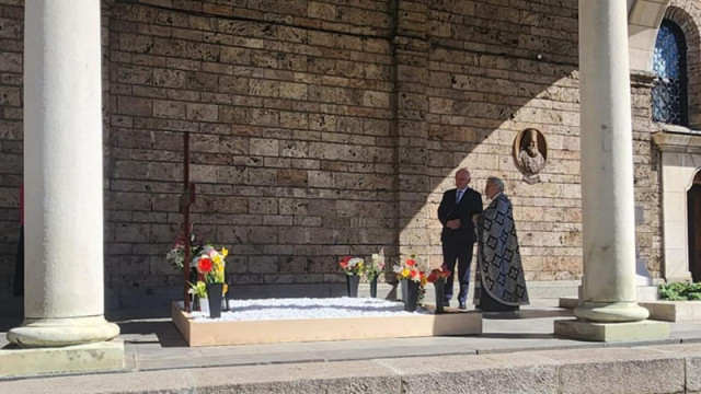 След като представи кабинета, Димитър Главчев се поклони на гроба на патриарх Неофит