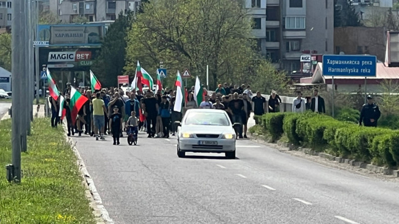 Жители на Харманли отново на протест пред центъра за мигранти