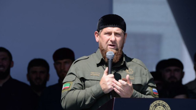 Ръководителят на руската Чеченска република Рамзан Кадиров приветства бойци на