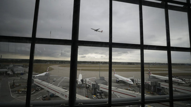 Два самолета се сблъскаха на летище "Хийтроу" в Лондон (ВИДЕО)