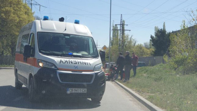 Катастрофа между лек автомобил и 60-годишен моторист във Варна