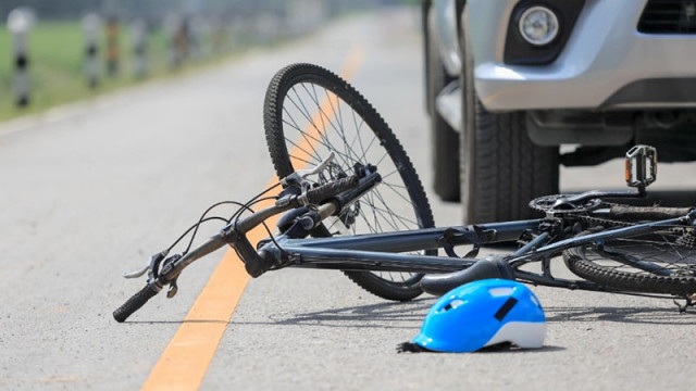 Катастрофа между микробус и велосипедист е станала в центъра на