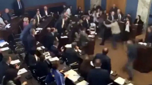 В грузинския парламент избухнаха сблъсъци заради повторното внасяне от правителството