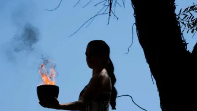Жрица запали олимпийския огън в храма на богинята Хера