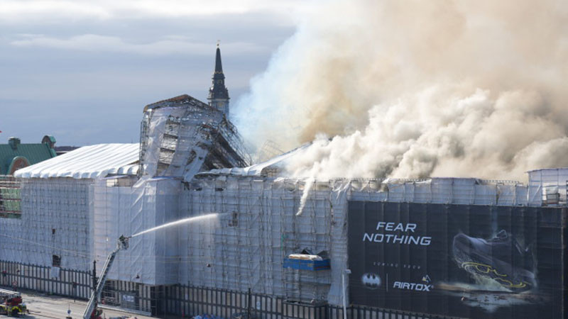 Половината от старата фондова борса в Копенхаген е напълно изгоряла, съобщава