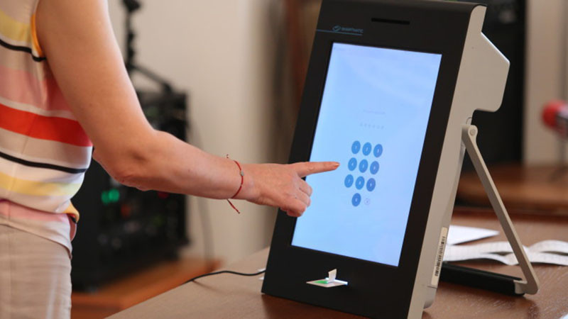 Външни експерти ще удостоверяват машините за гласуване, съобщават от МЕУ. Планирано